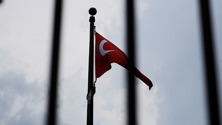 Die türkische Flagge weht an der landeseigenen Botschaft in Washington.
