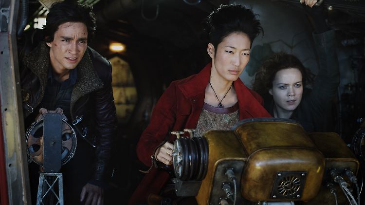 Zwei Heldinnen und ein Antiheld: Hester Shaw (Hera Hilmar), Anna Fang (Jihae) und Tom Natsworthy (Robert Sheehan, v.r.).