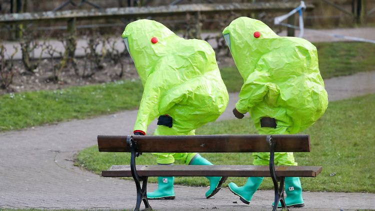 Auf einer Parkbank werden Sergej Skripal und seine Tochter mit Vergiftungserscheinungen aufgefunden. Spezialkräfte untersuchen später den Ort.