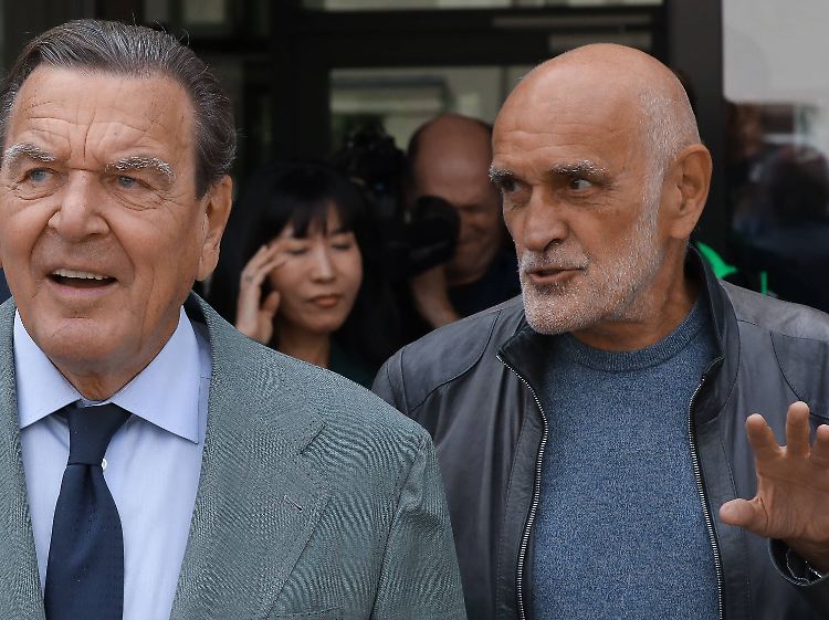 Gerhard Schröder findet die Übernahmepläne von Martin Kind bei Hannover 96 klasse.