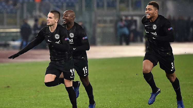 Mijat Gacinovic sorgt für den Ausgleich gegen Lazio Rom und legt damit den Grundstein für den Rekorderfolg.