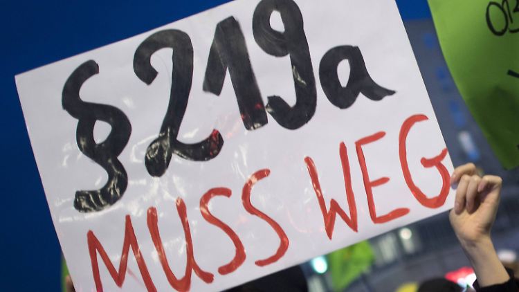 In den vergangenen Wochen und Monaten gab es immer wieder Demonstrationen gegen den Paragrafen 219a - etwa in Zusammenhang mit den Verfahren gegen die Frauenärztin Kristina Hänel.