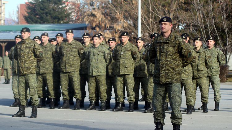 Ein Bataillon der Kosovo-Sicherheitskräfte steht beim Fahnenappell auf einem Platz.