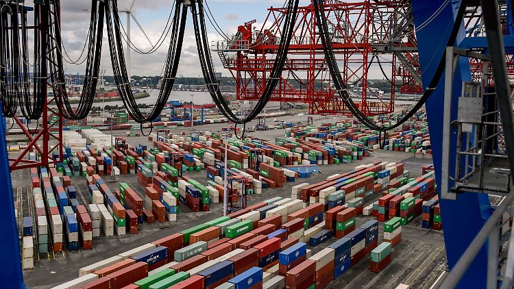 Blick auf die Abfertigung am Containerterminal am  Hamburger Hafen. 