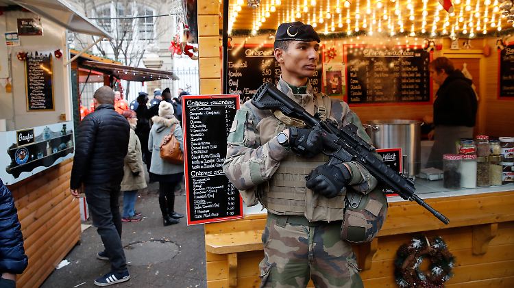 Ein Soldat bewacht am Vormittag den Weihnachtsmarkt von Straßburg.