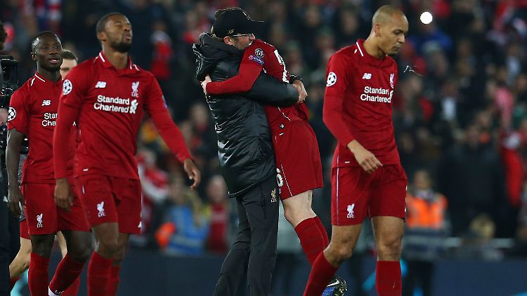 Im Herz-Modus: Jürgen Klopp nach einer erfolgreichen Woche, die mit einem Liverpooler Heimsieg gegen Manchester United noch viel, viel schöner werden könnte.