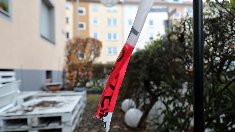 Ein Stück Polizei-Absperrband hängt an einem der Tatorte im Nürnberger Stadtteil St. Johannis.
