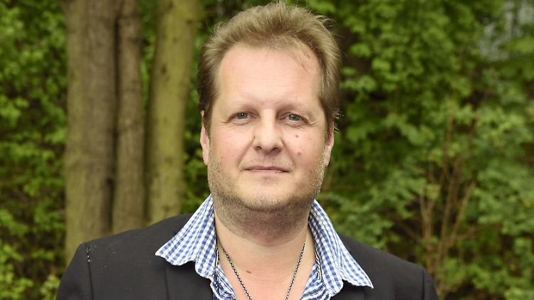 Seine ehemaligen Kollegen gedenken ihm musikalisch: Jens Büchner.