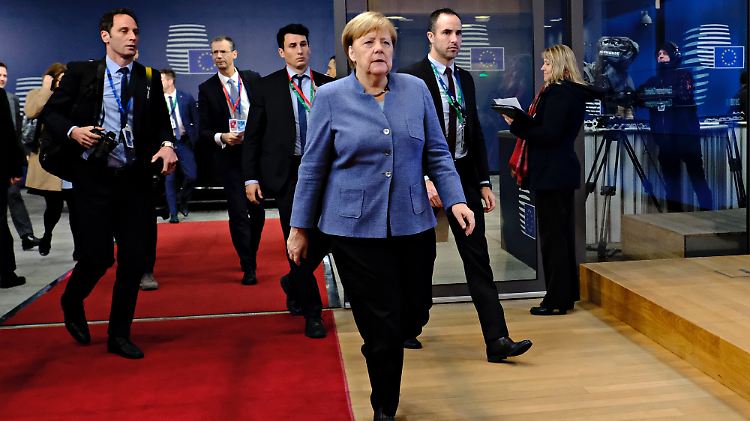 Kanzlerin Angela Merkel reist mit Reformbeschlüssen vom EU-Gipfel ab.
