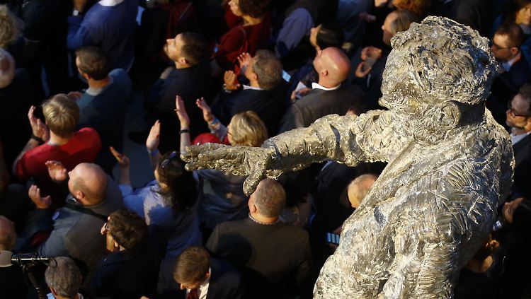 Deutsche Sozialdemokraten unter der Statue von SPD-Übervater Willy Brandt. Die Hochphase der Mitte-links-Parteien scheint vorbei.