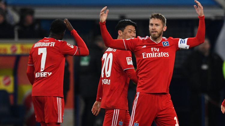Aaron Hunt trifft erneut für den HSV - und das besonders sehenswert.