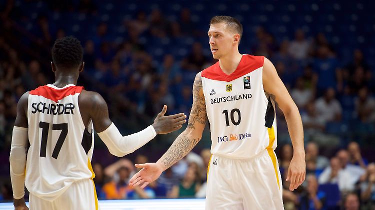 Im deutschen Basketball-Nationalteam spielen sie Seite an Seite, in der NBA zeigen ihre Formkurven aktuell in völlig unterschiedliche Richtungen: Dennis Schröder und Daniel Theis.