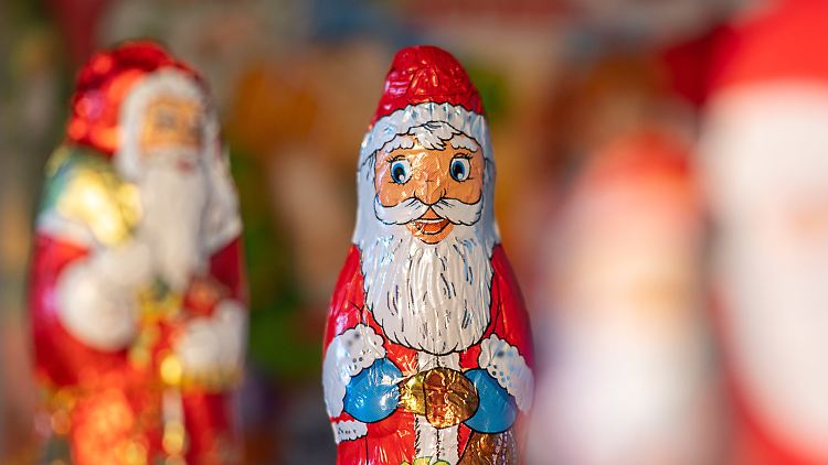 Unzählige Schokoladen-Nikoläuse und -Weihnachtsmänner gehen derzeit über die Ladentische.
