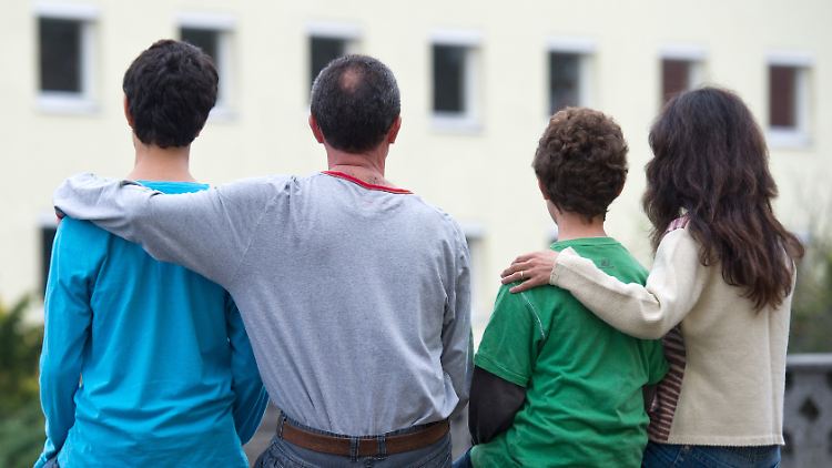 Zusammen vereint: Eine syrische Familie vor einem Asylwohnheim in Brandenburg.