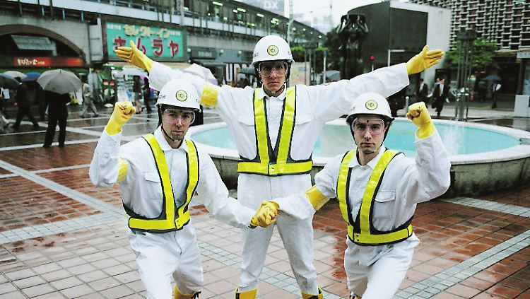 Die drei Beastie Boys während des Drehs zum Video von "Intergalactic" - Bild aus dem besprochenen Band.