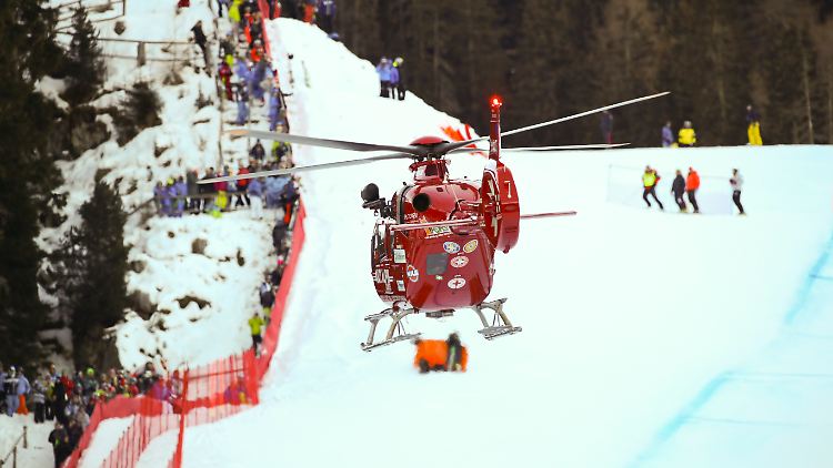 Ein Rettungshubschrauber bringt den Schweizer Gisin nach seinem Sturz ins Krankenhaus.