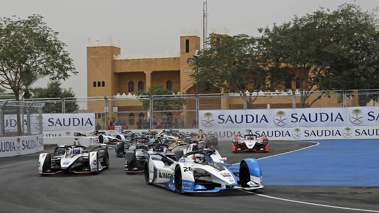 Beim ersten Rennen mit den neuen, deutlich stärkeren E-Boliden, können die Deutschen Piloten in Saudi-Arabien nicht mithalten.