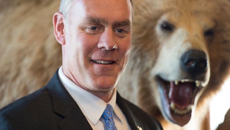 Der begeisterte Großwildjäger Zinke war unter anderem in die Schlagzeilen geraten, weil er ohne Absprache mit Trump, ein Einfuhrverbot für Trophäen aufhob.