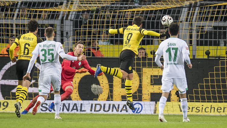 Dortmunds Paco Alcacer trifft zum 1:0.