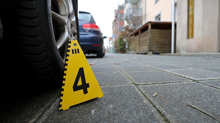 Zum Motiv des mutmaßlichen Täters teilte die Polizei zunächst nichts mit. 