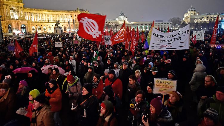 Auf den Plakaten der Demonstranten in Wien sind Sprüche wie "Faschos raus aus der Regierung" oder "Mehr Liebe, Mut, Miteinander" zu lesen.