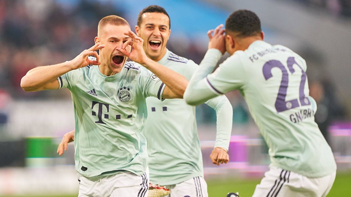 Das nicht, dafür aber ein Sonderlob. "Serge tut uns extrem gut, gerade wie er die letzten Spiele performt. Er spielt ja schon seit Monaten gut, aber jetzt wird er auch richtig effektiv." (Joshua Kimmich feiert seinen Teamkollegen Serge Gnabry)