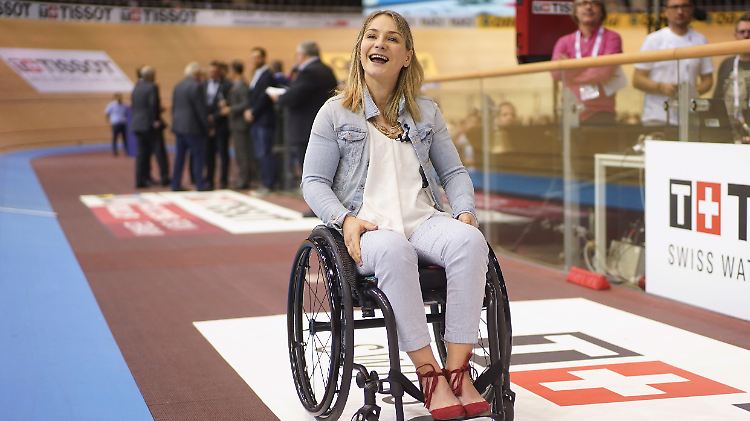Die querschnittsgelähmte Radsport-Olympiasiegerin Kristina Vogel beim Bahnrad-Weltcup, wo sie die Ehrung "Radsportler des Jahres" erhält. 