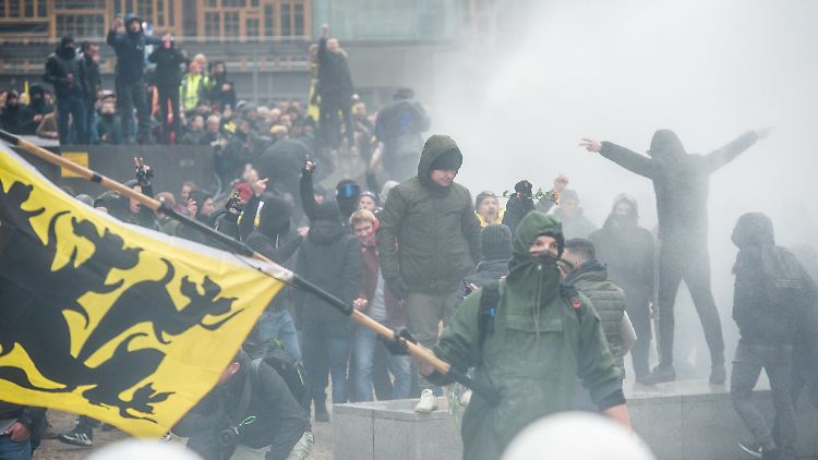 Die Polizei setzt Tränengas und Wasserwerfer ein. 