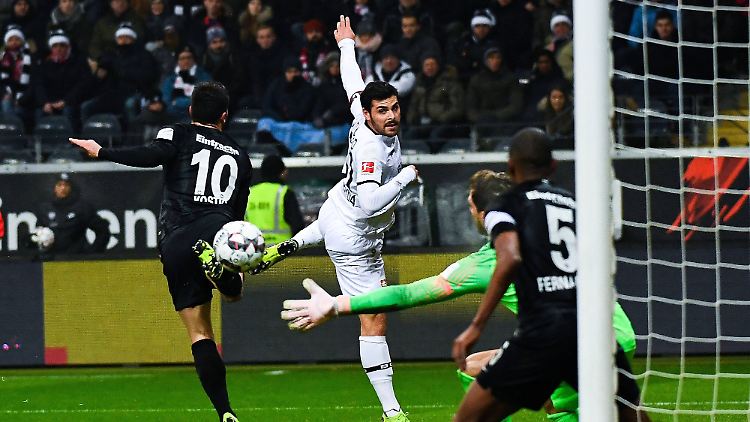 Frankfurt setzt sich mit seinem druckvollen Spiel gegen Bayer durch.