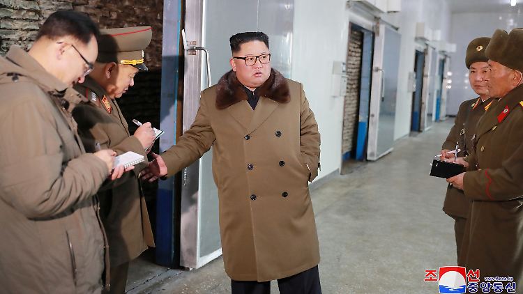 Nordkoreas Machthaber Kim (Mitte) will sich die Sanktionen der USA nicht einfach gefallen lassen.