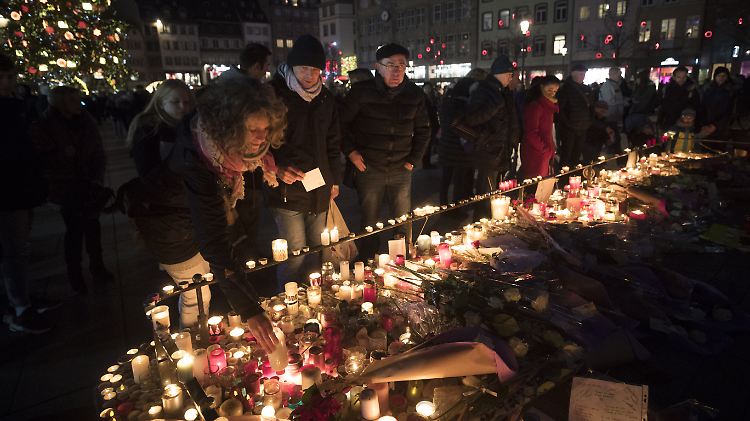 Die Menschen in Straßburg gedenken der Opfer des Anschlags.