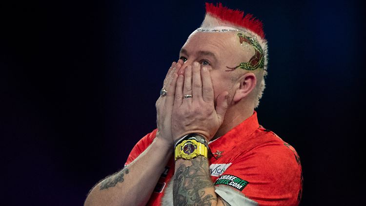 Peter Wright kann sein frühes Aus bei der WM kaum fassen.