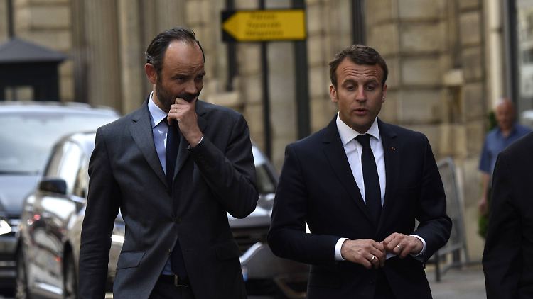 Frankreichs Präsident Emmanuel Macron (r.) und Premierminister Edouard Philippe