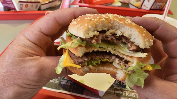 Eine Nacht zu wenig geschlafen und am nächsten Morgen mit einem Heißhunger auf Süßes und Fettiges aufwachen: Das kennen viele. Die Gründe für diesen ungesunden Zusammenhang sind bislang noch nicht vollkommen geklärt.