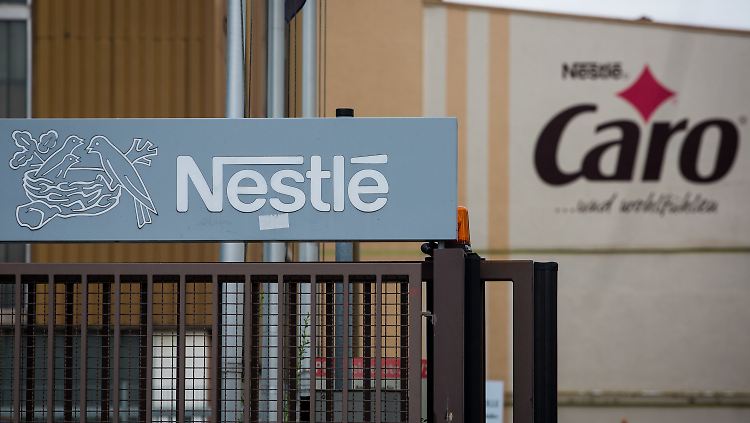 Nestlé auf die sinkende Nachfrage nach löslichem Ersatzkaffee.