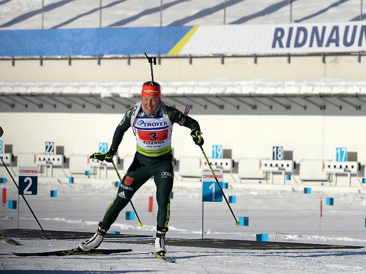 Die deutsche Doppel-Olympiasiegerin Laura Dahlmeier beendete ihre erstes Biathlon-Rennen in diesem Winter auf dem zweiten Platz - allerdings im zweitklassigen Ibu-Cup.