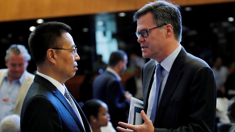 Die WTO-Vertreter aus China, Xiangchen (l.), und aus den USA, Shea, machten sich gegenseitig Vorwürfe.