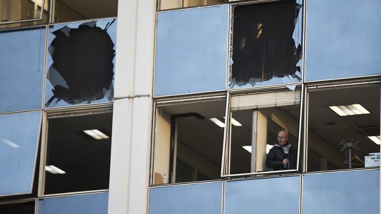 Die Fassade des Senders wurde durch die Bombe schwer beschädigt.