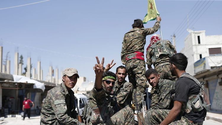 YPG-Kämpfer in der syrischen Stadt Tall Abyad nahe der türkischen Grenze. 