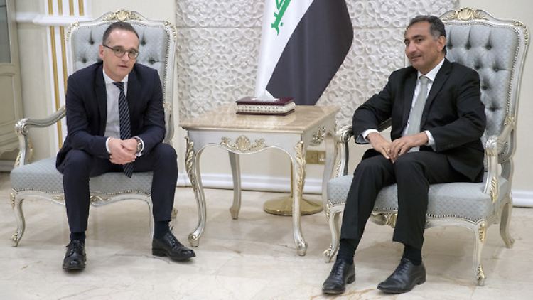 Außenminister Heiko Maas (l) im Gespräch mit seinem Amtskollegen Mohammed Ali al-Hakim in Bagdad.