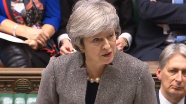Theresa May spricht im Unterhaus zu den Abgeordneten.