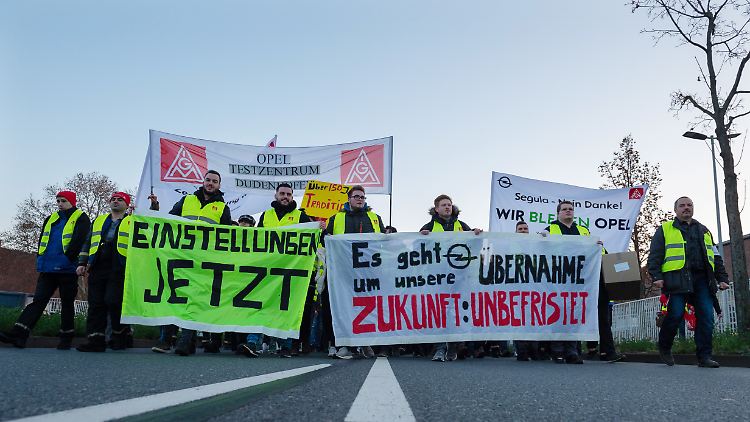 Opelaner demonstrieren in Rüsselsheim gegen die Pläne der Konzernmutter PSA, insbesondere die gegen den  Verkauf von Teilen des  Entwicklungszentrums an den Dienstleister Segula.
