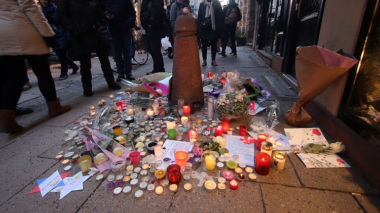 Menschen legen Kerzen und Blumen an den Stellen der Straßburger Innenstadt nieder, an denen der Attentäter seine Opfer tötete.