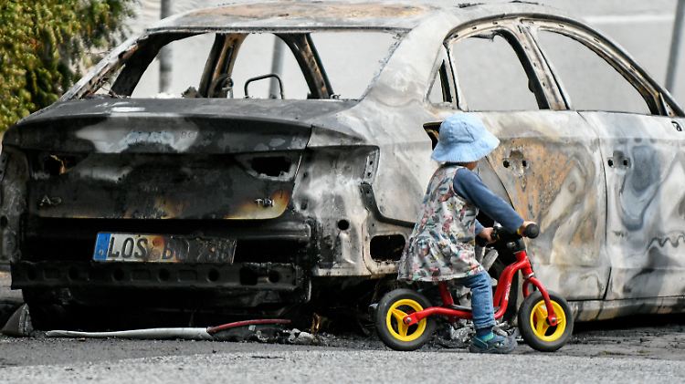 Ausgebrannte Autos und Scherben - der Morgen nach dem G20-Gipel in Hamburg.