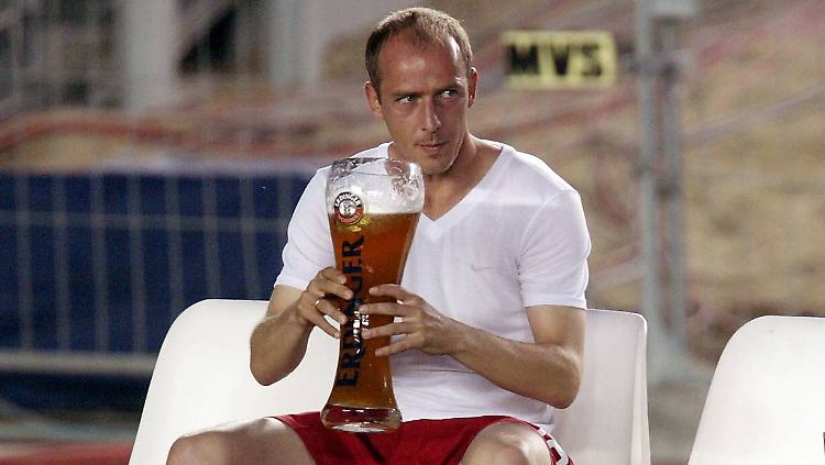 Sportsmann Mario Basler hat immer Zeit für ein Schlückchen Bier.