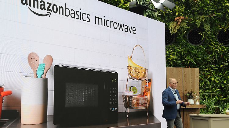 David Limp stellt eine vernetzte Mikrowelle mit der digitalen Assistentin Alexa an Bord vor.