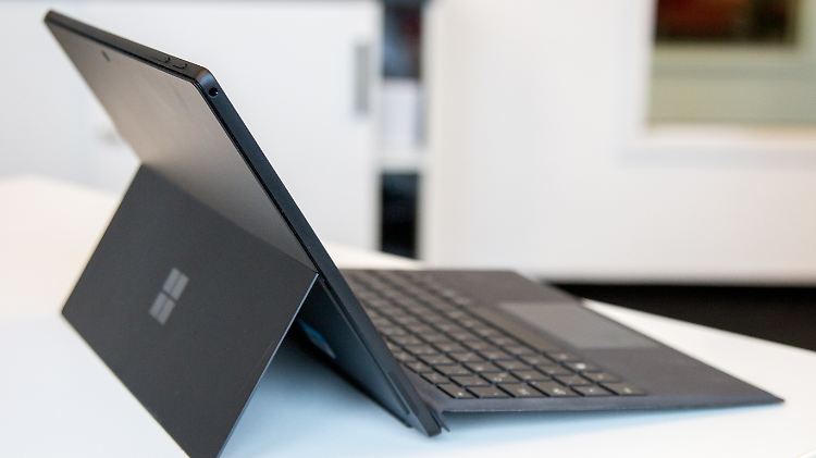 Standfuß und Tastatur-Cover machen das Microsoft Surface Pro 6 zum veritablen Laptop-Ersatz.