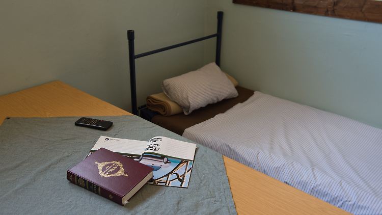 Der Koran liegt auf dem Tisch einer Gefängniszelle in Hessen.