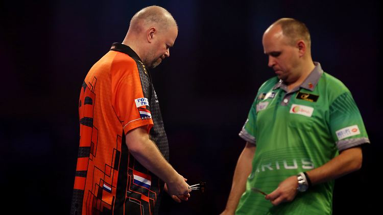 Was für eine bittere Niederlage: Raymond van Barneveld kann sich das frühe Aus bei der Darts-WM nicht erklären.