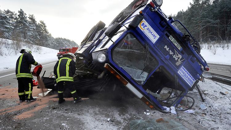 Seit dem Kälteeinbruch stiegen die Unfallzahlen auf deutschen Straßen dramatisch an (Foto von der A13 bei Groß Köris am Freitag).